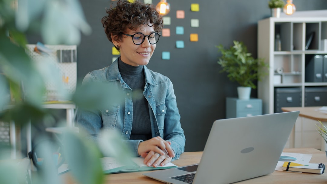 Radni prostor za e-learning i kreiranje online sadržaja uz laptop