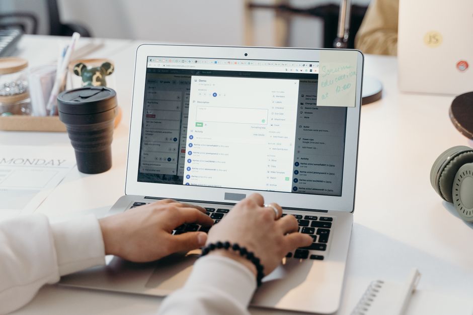 Laptop radno okruzenje za prodajni levak, email automatizaciju i online prodaju