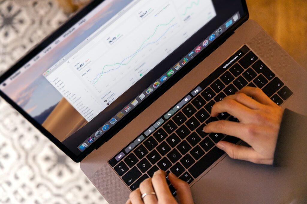 Razvoj digitalnog proizvoda za online zaradu i žensko preduzetništvo
