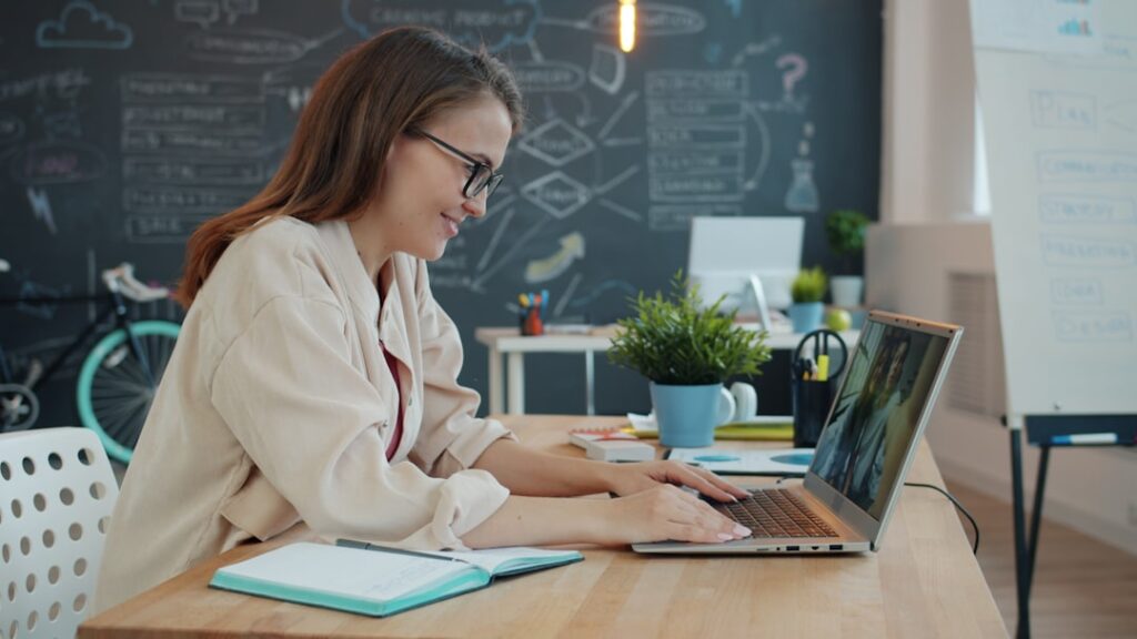Radni prostor za online edukaciju i kreiranje digitalnih proizvoda
