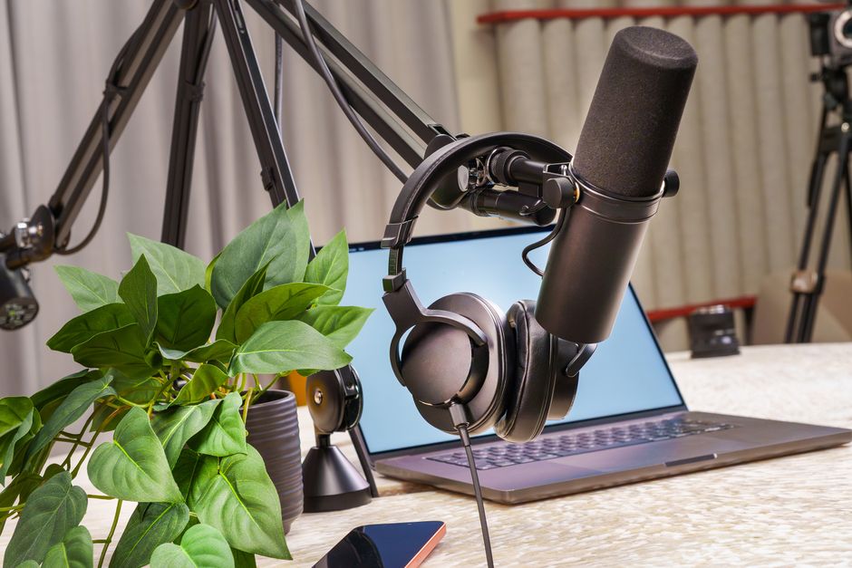 Zena snima lekcije za online kurs u modernom kucnom studiju za digitalne proizvode