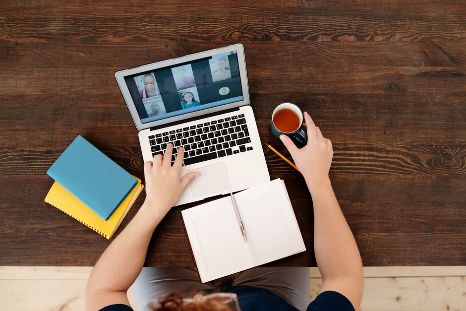 Kucni radni sto za online edukaciju sa laptopom i planom tehnickog postavljanja kursa