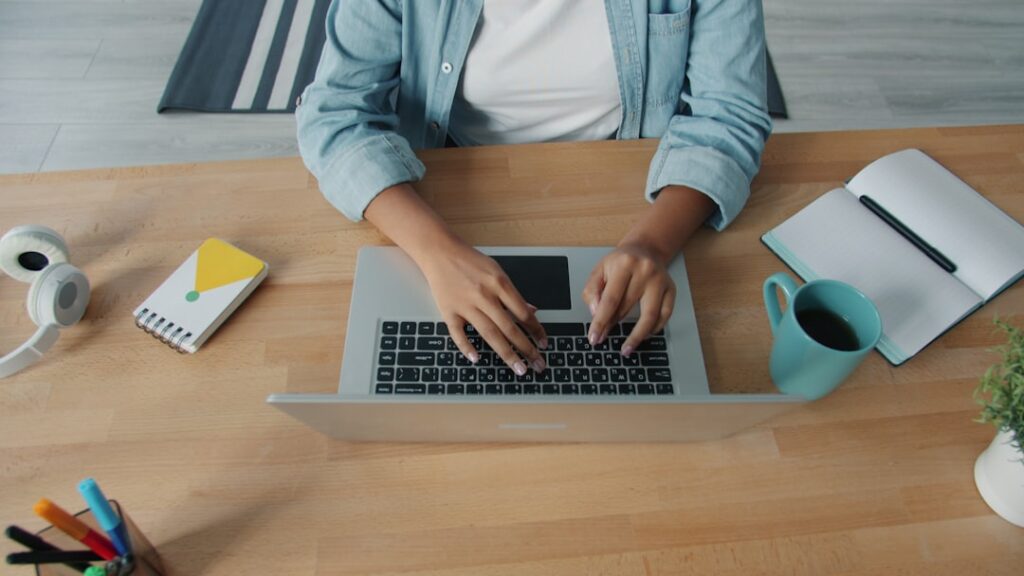 Laptop radno okruzenje za online edukaciju i organizaciju kratkih fokusiranih lekcija