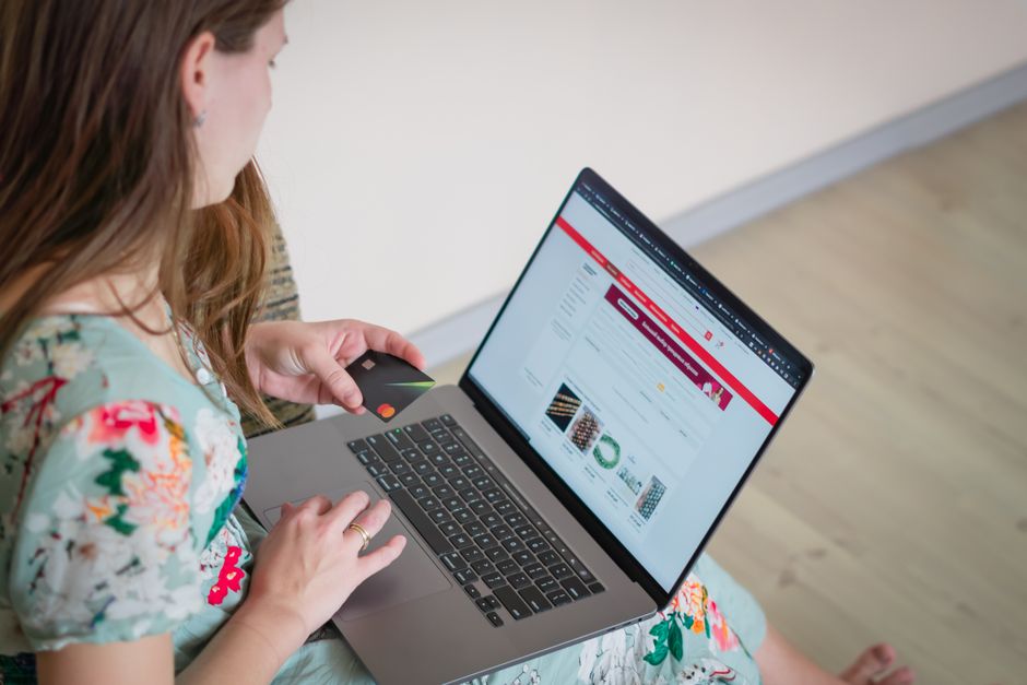 Zena proverava checkout proces online kursa i pristup lekcijama nakon kupovine