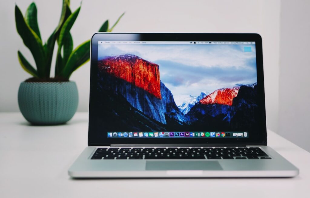 Zena organizuje digitalne fajlove i cloud foldere na laptopu bez dupliranja verzija