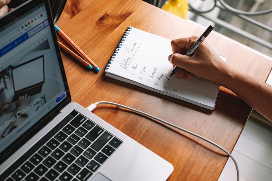 Zena kreira online kurs za digitalni proizvod i automatizaciju prodaje od kuce